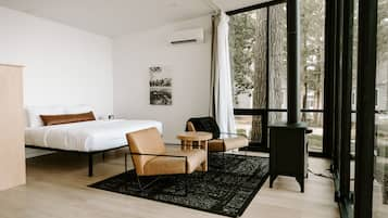 Spruce Cabin Residences | Cortinas blackout, Wi-Fi de cortesia, roupa de cama