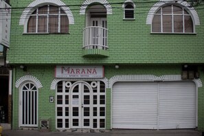 Vista frontal de la propiedad