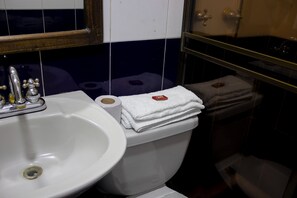 Standard Studio | Bathroom | Shower, rainfall showerhead, towels - Ayenda Maraná (Manizales)