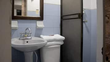 Standaard vierpersoonskamer | Badkamer | Een douche, een regendouche, handdoeken