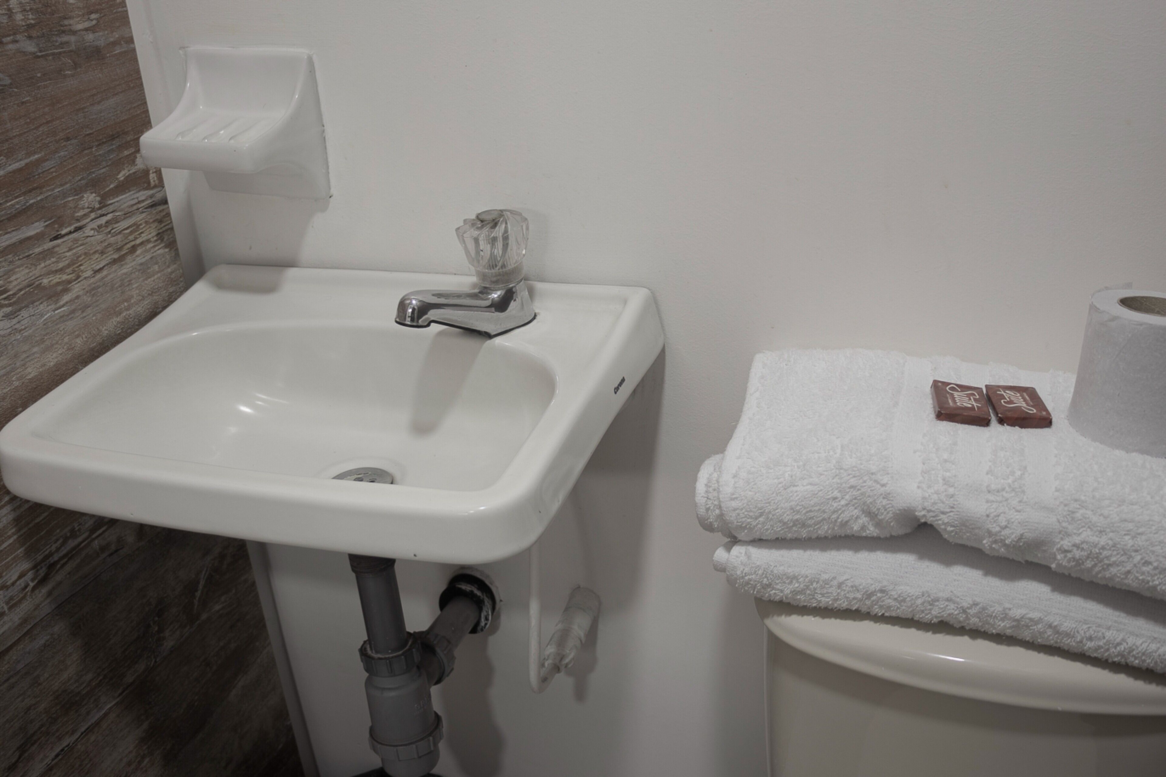 Ducha, cabezal de ducha tipo lluvia y toallas