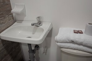 Ducha, cabezal de ducha tipo lluvia, toallas