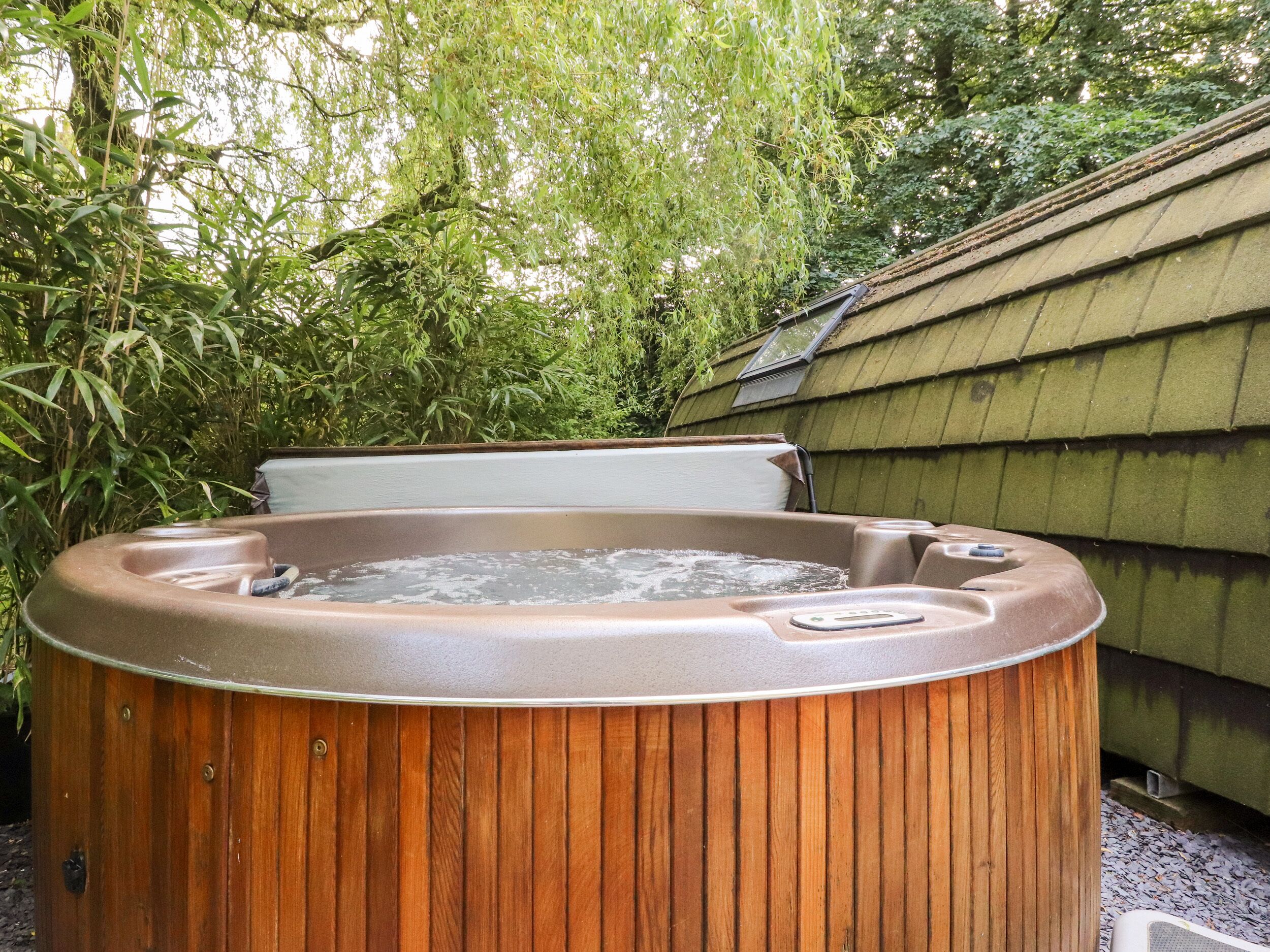 Bañera de hidromasaje al aire libre