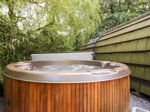 Outdoor spa tub - Homewood Pod (Preston)
