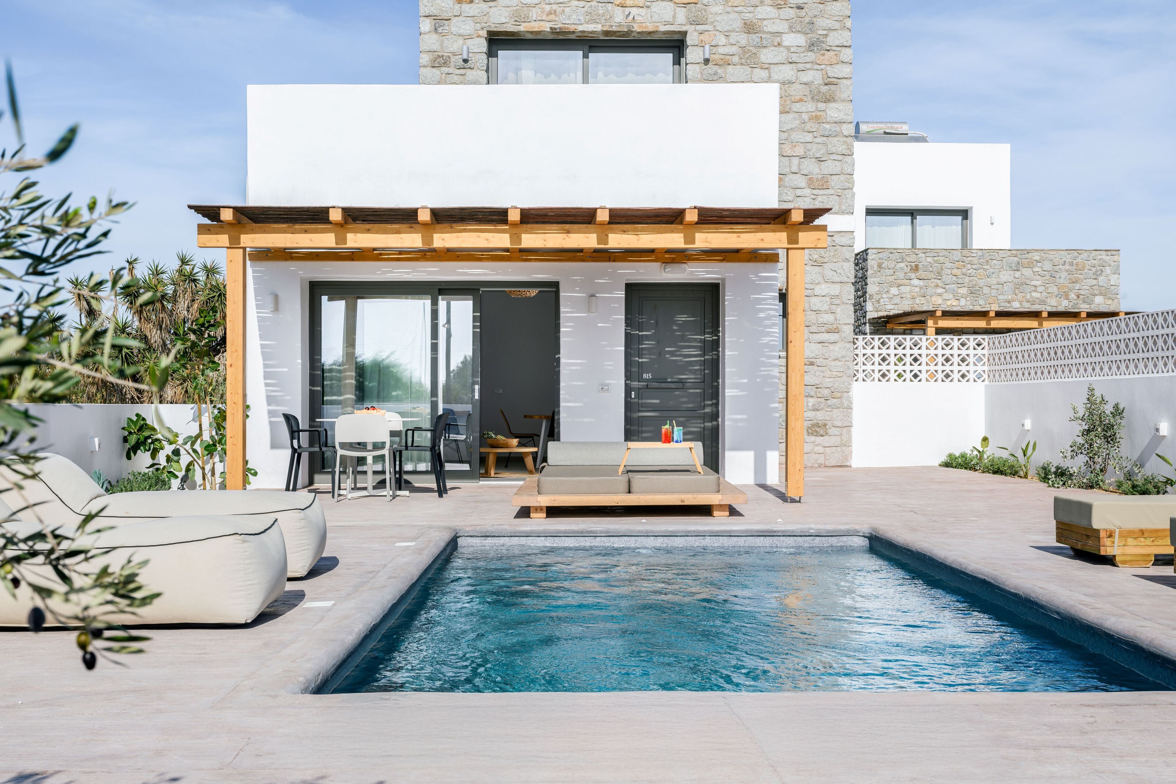 خزنة داخل الغرفة ومكتب وتجهيزات عازلة للصوت ومكواة/لوح كي