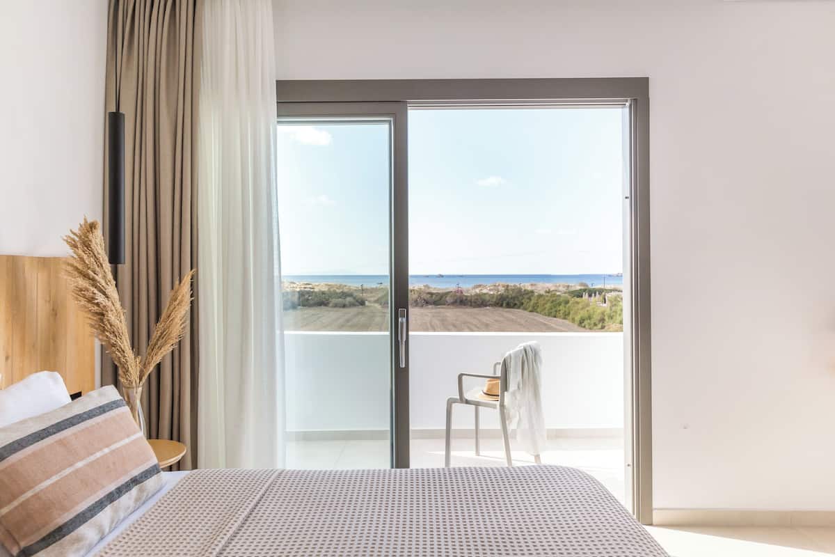 1 habitación, caja de seguridad en la habitación y escritorio