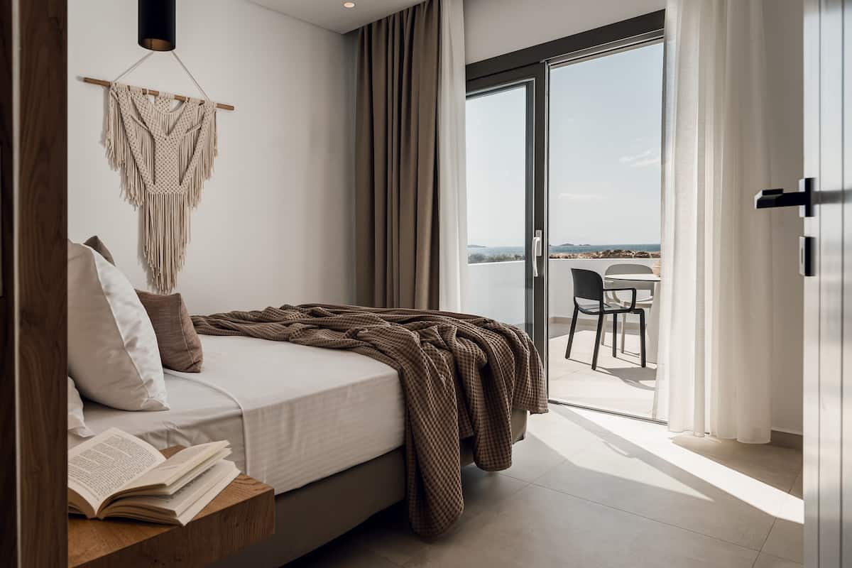 Family Suite, 2 rooms, sea view | 1 camera, una cassaforte in camera, una scrivania, insonorizzazione
