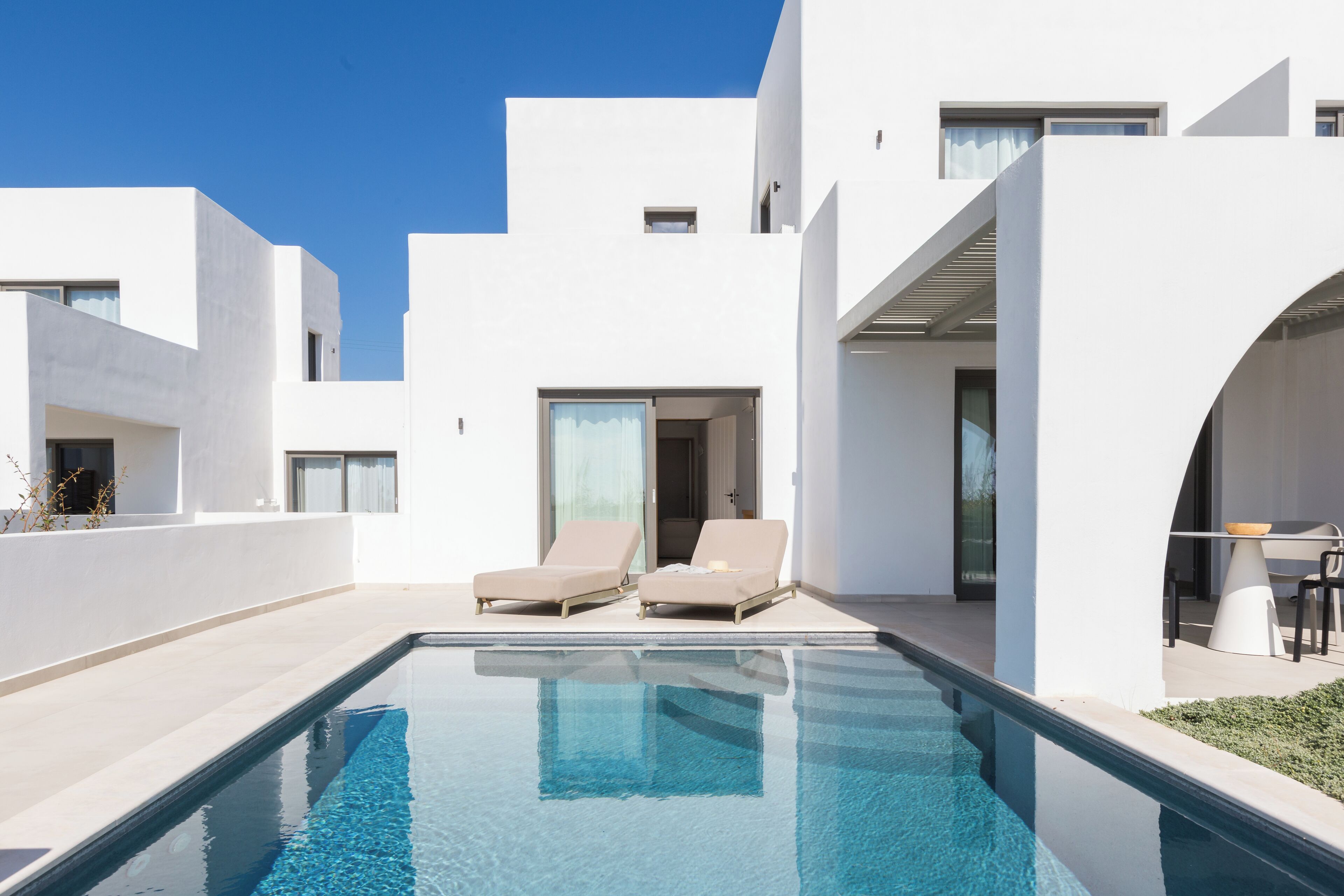 房內夾萬、書桌、隔音、熨斗/熨衫板