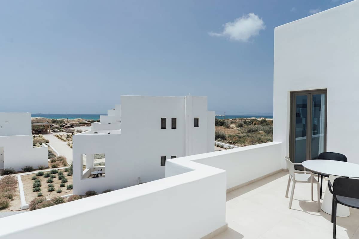 Family Suite, 2 rooms, partial sea view | 1 camera, una cassaforte in camera, una scrivania, insonorizzazione