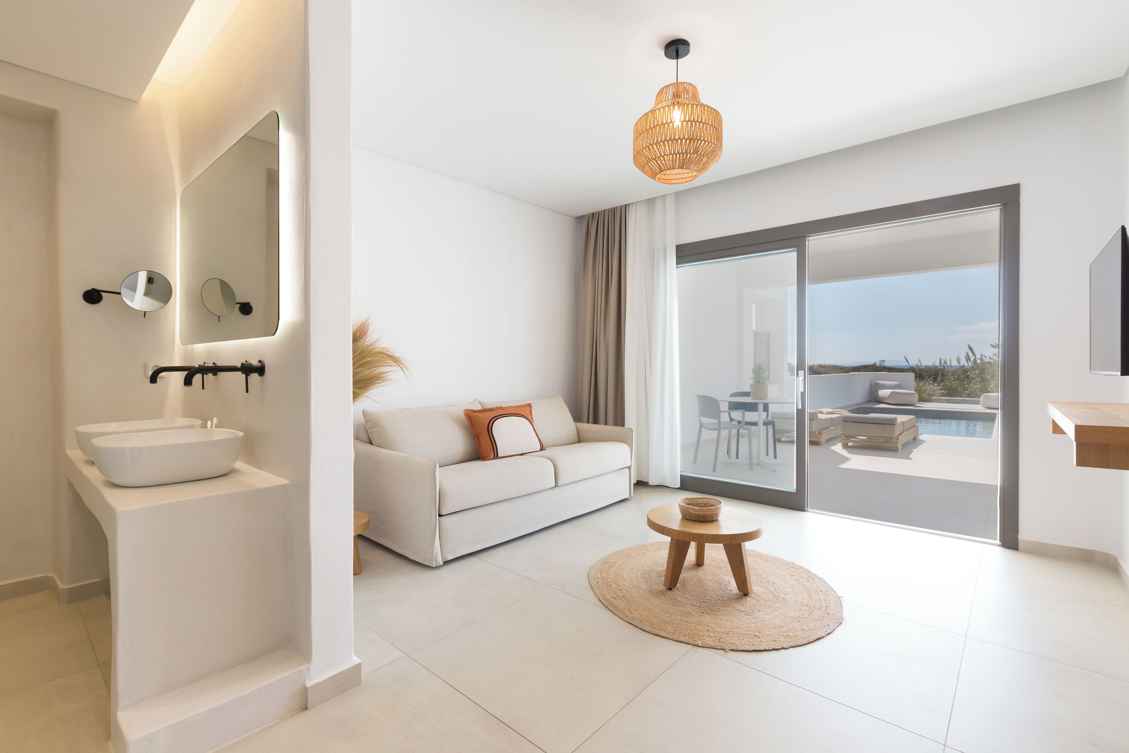 خزنة داخل الغرفة ومكتب وتجهيزات عازلة للصوت ومكواة/لوح كي