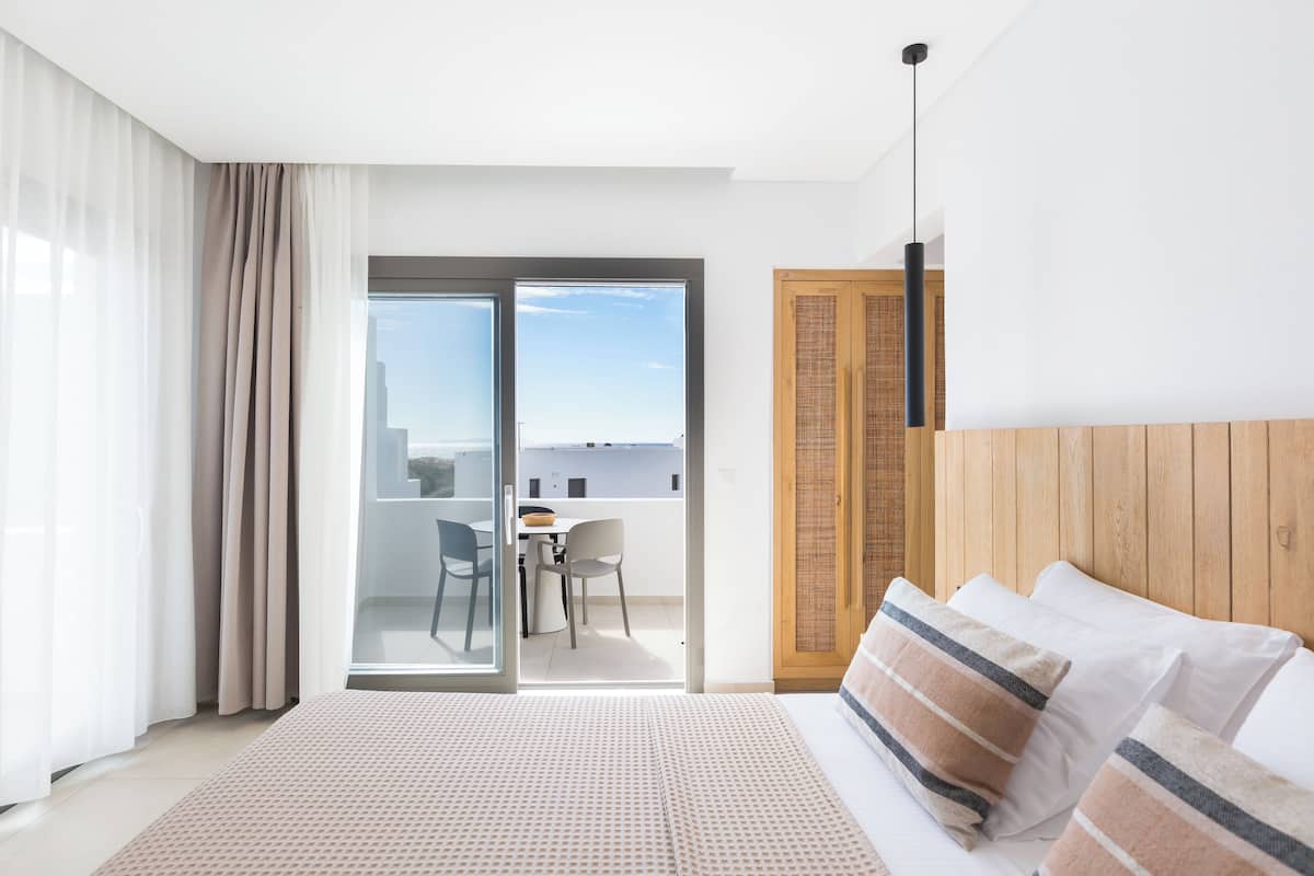 1 habitación, caja de seguridad en la habitación y escritorio