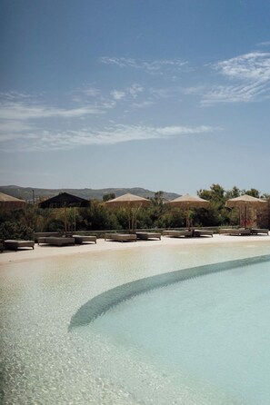 Piscine extérieure (ouverte en saison), parasols de plage