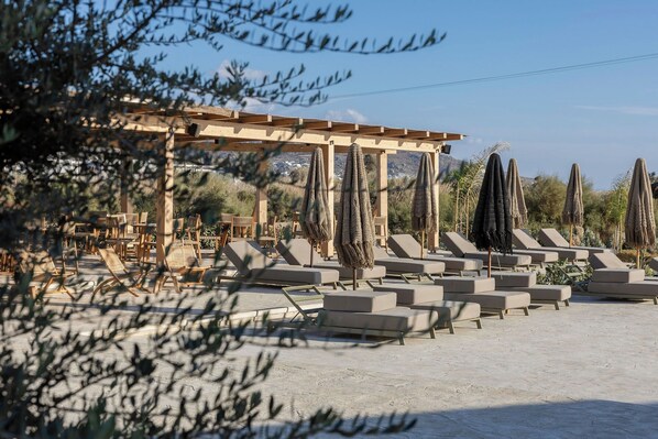 Piscina stagionale all'aperto, ombrelloni da piscina, lettini