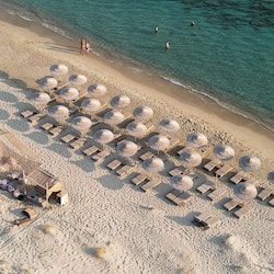 Plage, sable blanc, chaises longues, parasols