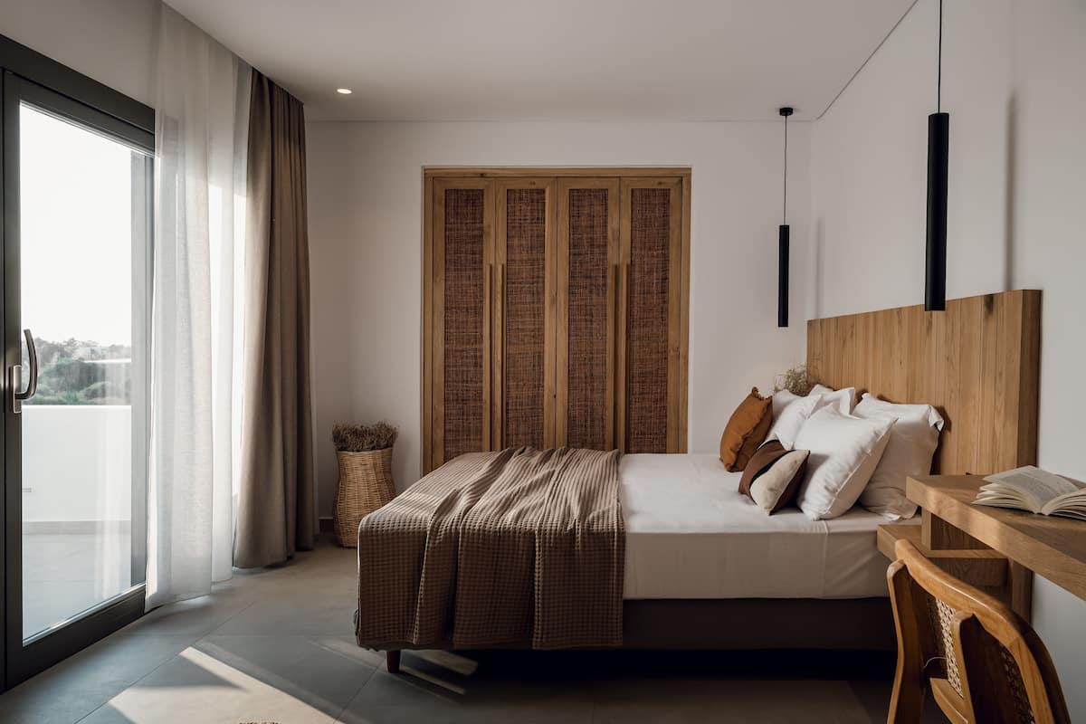 Suite Deluxe, 1 camera da letto, vista mare | 1 camera, una cassaforte in camera, una scrivania, insonorizzazione