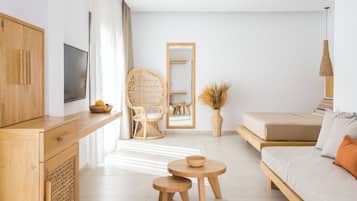 Sundunes Suite, 1 bedroom, sea view | Caja fuerte, escritorio, sistema de insonorización