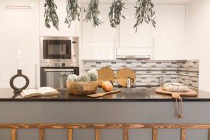 Jääkaappi, mikroaaltouuni, uuni, liesi