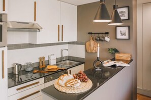 Een koelkast, een microgolfoven, een oven, een kookplaat