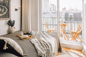 1 slaapkamer, een bureau, een strijkplank/strijkijzer, wifi