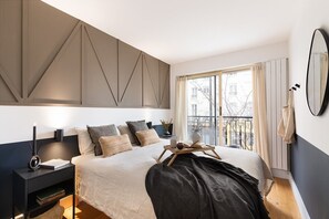 Een strijkplank/strijkijzer, wifi, beddengoed