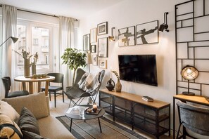 TV - Nuria - Studio et balcon à Auteuil (Paris)