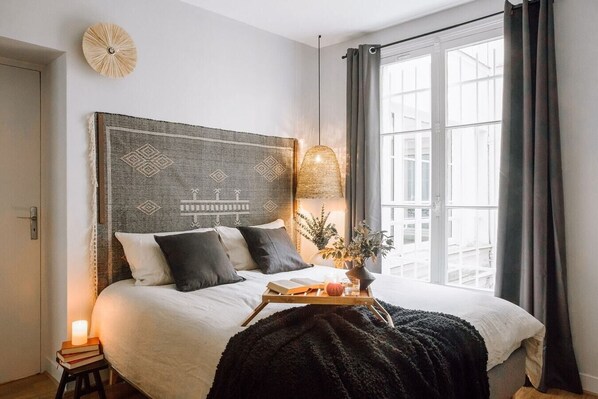 1 slaapkamer, een bureau, een strijkplank/strijkijzer, wifi