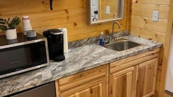 Kühlschrank, Mikrowelle, Wasserkocher mit Kaffee-/Teezubehör