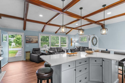 Reserve 2026! Beach House in Narragansett Pier W/ POOL, short walk to the beach!