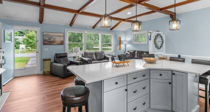 Reserve 2026! Beach House in Narragansett Pier W/ POOL, short walk to the beach!