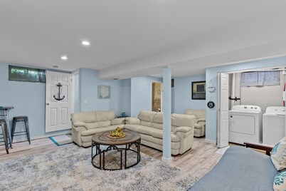 Reserve Now! Beach House in Narragansett Pier W/ POOL, short walk to the beach!