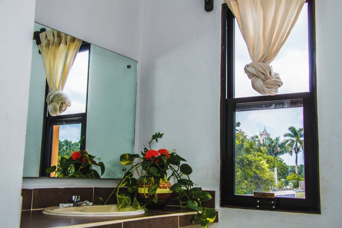 Basic Triple Room | Desk, laptop workspace, individually decorated, individually furnished