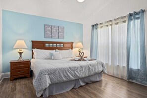 4 bedrooms, desk, iron/ironing board, free WiFi - #618 Fabulous light, bright, clean 4 bed home with a private south facing pool (Davenport)