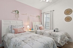 4 bedrooms, iron/ironing board, free WiFi, bed sheets - 618 - Bright 4 Bedroom Villa w/ Private SE Pool Near Disney (Davenport)