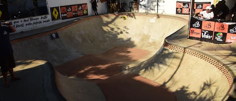 Un skatepark doté d’une rampe en forme de cuvette et d’une zone plane pour réaliser des figures.