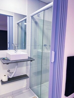 高級三人房, 私人浴室 | 浴室 | 淋浴設備、浴袍、毛巾、肥皂