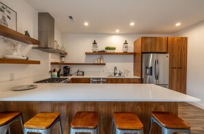 Geladeira, micro-ondas, fogão, cooktop