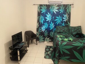 3 bedrooms, iron/ironing board, WiFi, bed sheets - Romantic Guest House (Port Morant)