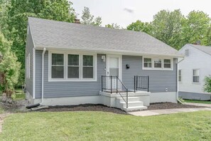 Exterior - Beautiful Bungalow close to Downtown (Elizabethtown)