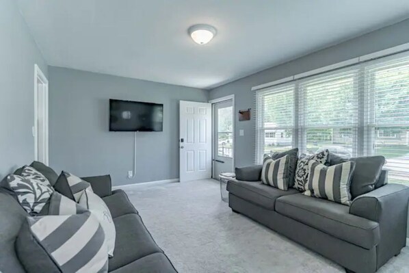 Smart TV - Beautiful Bungalow close to Downtown (Elizabethtown)