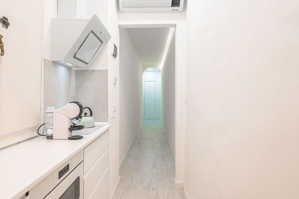 Kjøleskap, kokeplater, kaffetrakter/tekoker og kjøkkenutstyr