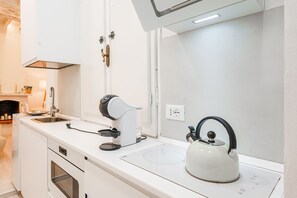 Een koelkast, een kookplaat, een koffiezetapparaat/waterkoker