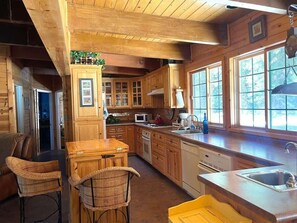 Fridge, microwave, oven, stovetop - Changes in Altitude – Spacious Family Cabin Near Pinecrest Lake & Dodge Ridge (Strawberry)