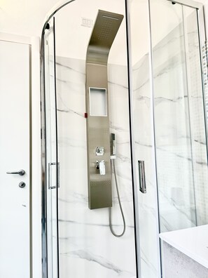 Douche, séchoir à cheveux, bidet, serviettes fournies