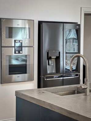 Een koelkast, een magnetron, een oven, een kookplaat