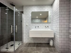 Shower, rainfall showerhead, hair dryer, towels - Family home in an old gym with1k sqft party room just 1 min walk from George St (Edinburgh)
