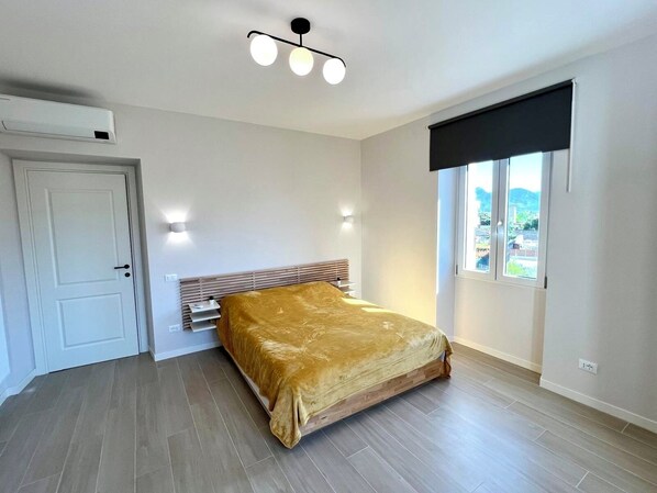 2 chambres, coffres-forts dans les chambres, bureau