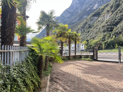 Beautiful Riva del Garda 2BR apartment with A/C! Sleeps 6 people + Free Parking