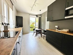 Private kitchen | Fridge, microwave, oven, stovetop