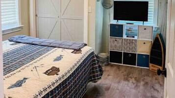 2 habitaciones, escritorio y tabla de planchar con plancha