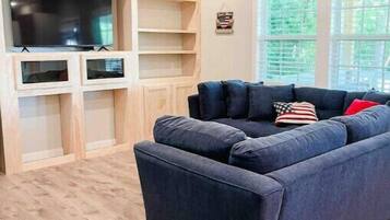 Smart TV, chimenea, videojuegos y libros